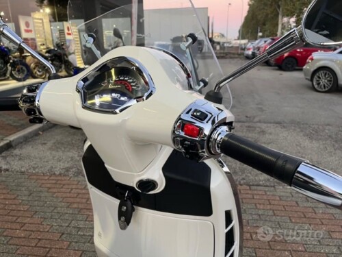 Vespa 300 GTS hpe - immagine 13