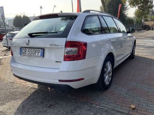 Skoda Octavia 1.5 G-TEC DSG Wagon Executive - immagine 4